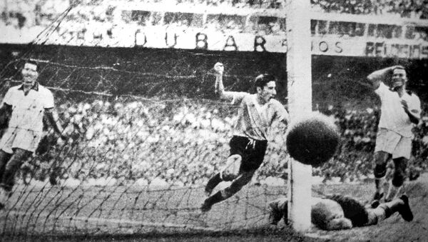 El futbolista uruguayo, Alcides Ghiggia, marca un gol durante el Mundial de 1950 - Sputnik Mundo