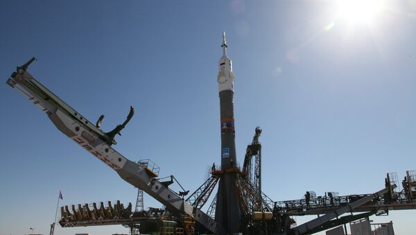El cohete portador Soyuz-FG, destinado para llevar la misión 56/57 a la EEI, en la plataforma de lanzamiento de Baikonur - Sputnik Mundo