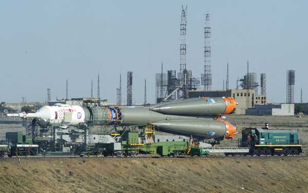 El cohete portador Soyuz-FG durante la transportación - Sputnik Mundo