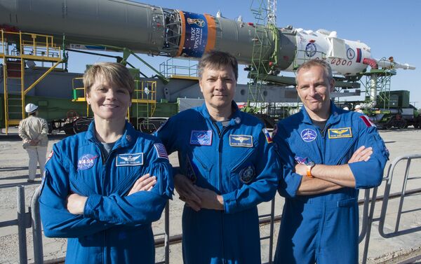 Los tripulantes de la expedición EEI 56/57, de la izquierda a la derecha:  Serena Auñón-Chancellor (EEUU), Serguéi Prokópiev (Rusia) y Alexandr Gerst (Alemania) - Sputnik Mundo