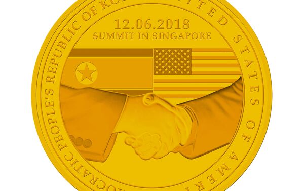 El anverso de los tres medallones para conmemorar la cumbre entre Donald Trump y Kim Jong-un - Sputnik Mundo