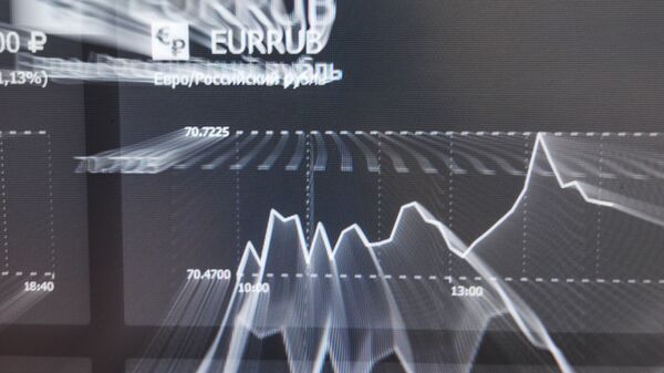 La tasa de euros y rublos en una pantalla en la bolsa de Moscú. - Sputnik Mundo