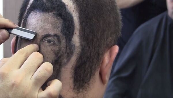 Un peluquero que hace maravillas: retrato de Cristiano Ronaldo en la cabeza de un cliente - Sputnik Mundo