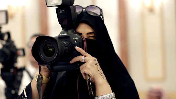Una mujer saudí toma una foto - Sputnik Mundo