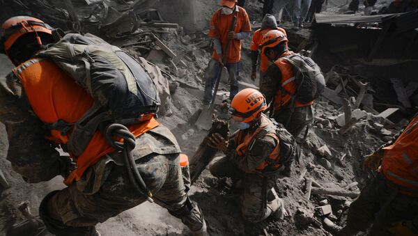 Soldiers search for remains at an area affected by the eruption of the Fuego volcano at El Rodeo in Escuintla, Guatemala - Sputnik Mundo