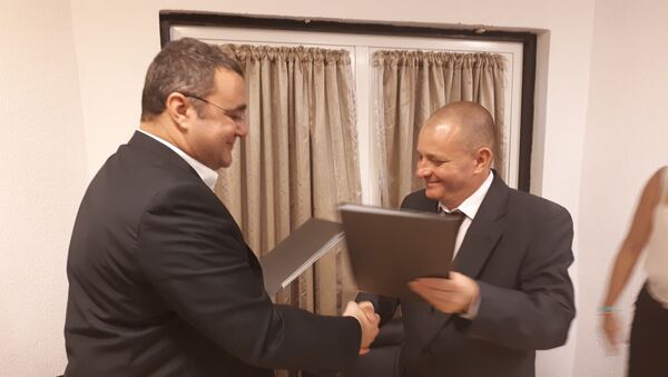 Onelio Castillo, representante del ICRT cubano, y Oleg Vyazmitinov, director de la oficina de representación regional de Sputnik - Sputnik Mundo