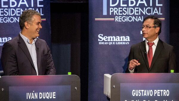 Gustavo Petro junto a Iván Duque, candidatos a la presidencia de Colombia - Sputnik Mundo