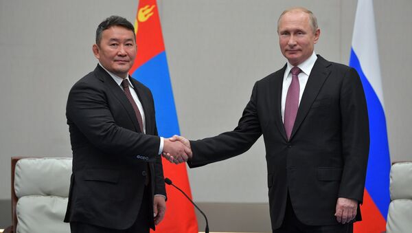 El presidente de Mongolia, Khaltmaagiin Battulga, y el presidente de  Rusia, Vladímir Putin - Sputnik Mundo