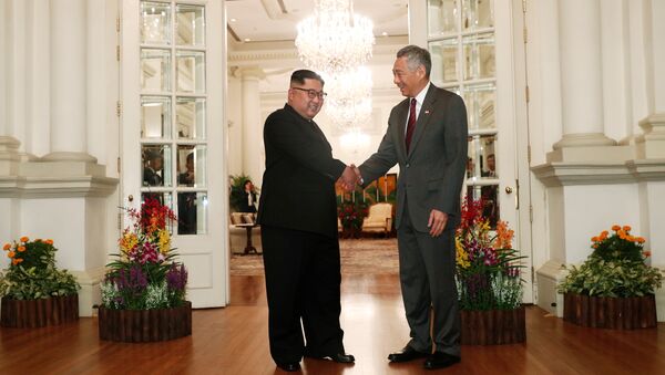 El líder norcoreano, Kim Jong-un, con el primer ministro de Singapur, Lee Hsien Loong - Sputnik Mundo