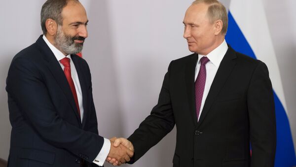 Nikol Pashinián, primer ministro de Armenia, y Vladímir Putin, presidente ruso - Sputnik Mundo