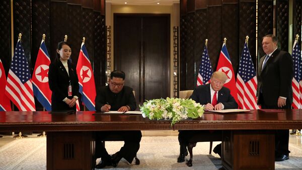 El presidente de EEUU, Donald Trump y el líder norcoreano Kim Jong-un firmaron el acuerdo final en la cumbre de Singapur - Sputnik Mundo
