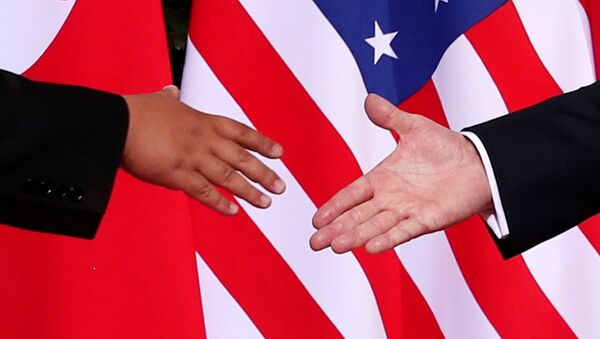 Momentos antes del histórico apretón de manos entre el líder norcoreano, Kim Jong-un, y el presidente estadounidense, Donald Trump (archivo) - Sputnik Mundo