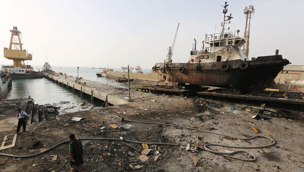El puerto yemení de Al Hudaida tras un ataque aéreo de la coalición árabe en mayo de 2018 - Sputnik Mundo
