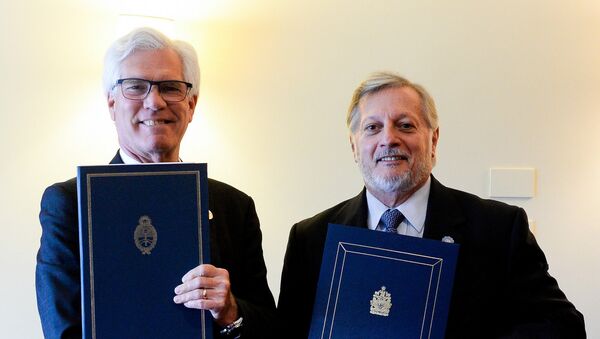 Ministros de energía de Argentina y Canadá durante la firma de acuerdos bilaterales en Bariloche - Sputnik Mundo