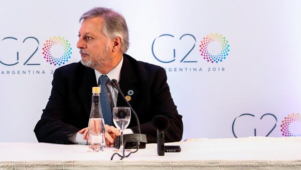 El ministro argentino de Energía y Minería, Juan José Aranguren, y su par canadiense James Gordon Carr, ministro de Recursos Naturales, firman acuerdos 14 de junio de 2018 - Sputnik Mundo