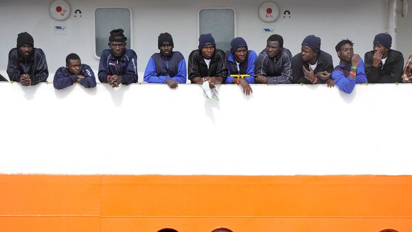 Migrantes en el barco de rescate Aquarius - Sputnik Mundo