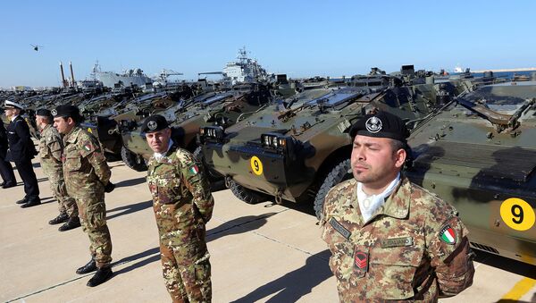 Italian Army soldiers stand by some of the twenty military vehicles during an handing over ceremony by Italy to Libya at a Libyan Navy Base on February 6, 2013 in Tripoli. - Sputnik Mundo