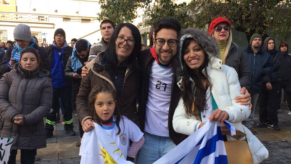 Familia uruguaya disfruta de la trasmisión del Partido en la Intendencia de Montevideo - Sputnik Mundo