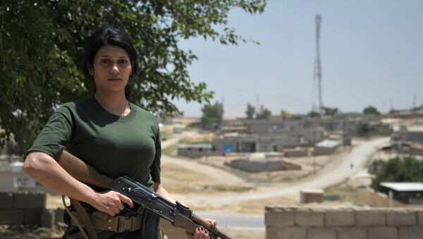 Una militar voluntaria kurda - Sputnik Mundo