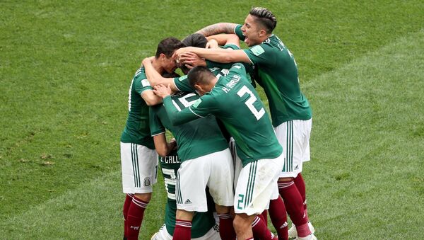 Futbolistas celebran un gol antes Alemania en su partido de estreno del Mundial de Rusia - Sputnik Mundo