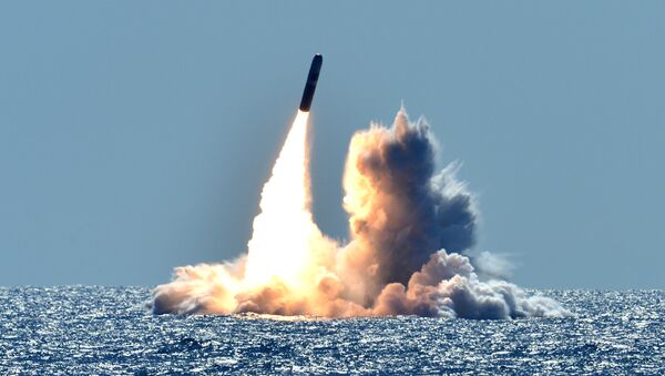 Lanzamiento de un misil Trident II D5 desde un submarino clase Ohio - Sputnik Mundo