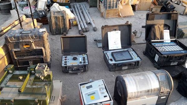 El equipamiento encontrado en los almacenes de armas de los terroristas en Deir Ezzor - Sputnik Mundo