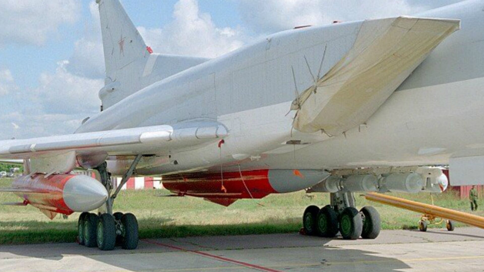 Ту 22м сверхзвуковой самолет вооружение. Ту-22м3 с ракетой х-22. Ту-22м3 с ракетами х-32. Ту 22м3м х32. Ту-22м3 сверхзвуковой самолёт.
