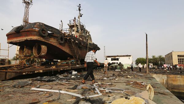 El puerto yemení de Al Hudaida tras un ataque aéreo - Sputnik Mundo