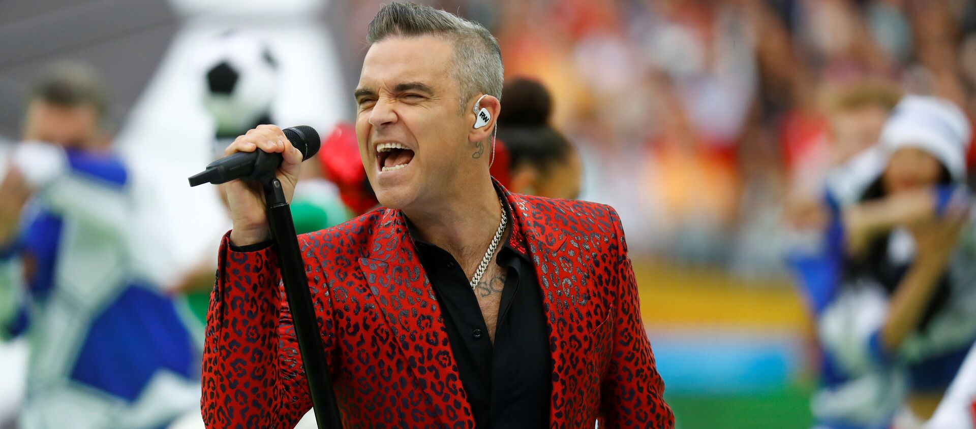 Robbie Williams canta durante la inauguración del Mundial de Rusia en el estadio Luzhnikí de Moscú - Sputnik Mundo, 1920, 19.06.2018