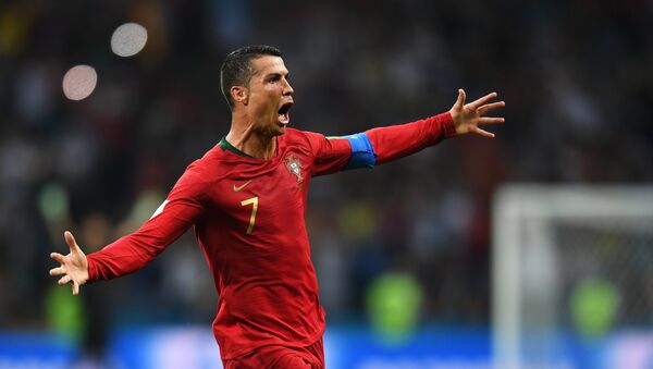 Cristiano Ronaldo, futbolista portugués, celebra su gol contra España en la fase de grupos del Mundial 2018 - Sputnik Mundo