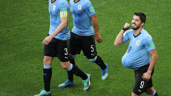 Luis Suárez festeja un gol con un balón en la panza y anuncia la llegada de su tercer hijo - Sputnik Mundo
