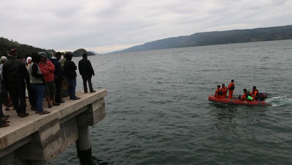 Búsqueda del transbordador KM Sinar Bangun en el lago Toba, Indonesia - Sputnik Mundo