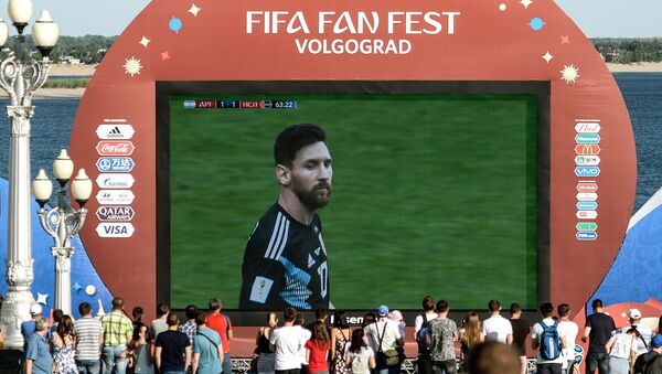 Lionel Messi, futbolista aregentino, en una pantalla durante el Fan Fest - Sputnik Mundo