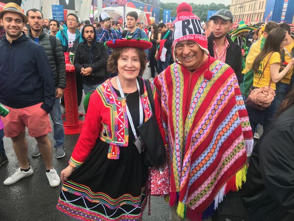 El matrimonio de peruanos más adorable de Rusia fue a San Petersburgo a animar a su selección durante el partido contra Francia El matrimonio de peruanos más adorable de Rusia fue a San Petersburgo a animar a su selección durante el partido contra Francia - Sputnik Mundo