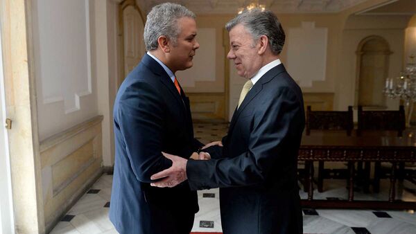 El presidente de Colombia, Juan Manuel Santos, junto al presidente electo, Iván Duque - Sputnik Mundo