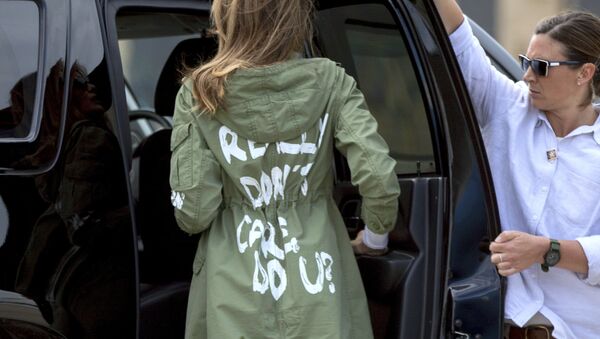 Melania Trump en una chaqueta provocadora - Sputnik Mundo