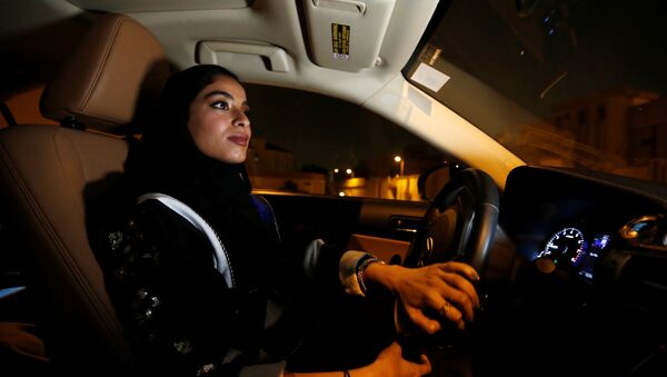 Una mujer conduce un coche en  Riad, Arabia Saudí - Sputnik Mundo