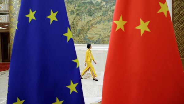 Las banderas de la UE y China - Sputnik Mundo