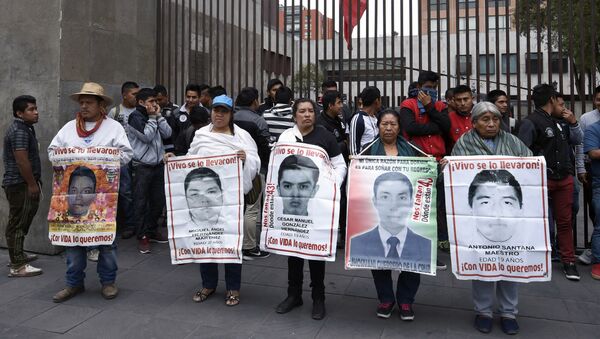 Familiares de los 43 estudiantes desaparecidos en Ayotzinapa - Sputnik Mundo