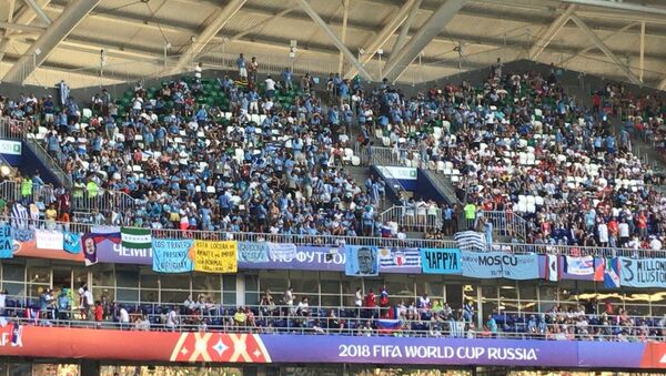 Hinchada uruguaya en el estadio de Samara, Rusia. - Sputnik Mundo