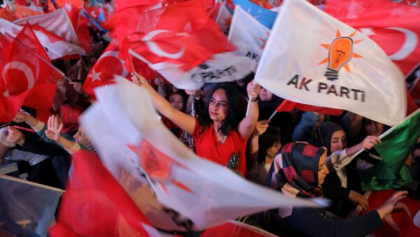 Los partidarios del partido de la Justicia y el Desarrollo (AKP) turco - Sputnik Mundo