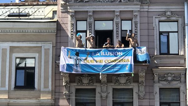 Unos hinchas argentinos animan a su selección desde un balcón en San Petersburgo - Sputnik Mundo