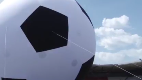 Con mira al récord mundial: balón de 20 metros invade la cancha de Cheliábinsk - Sputnik Mundo