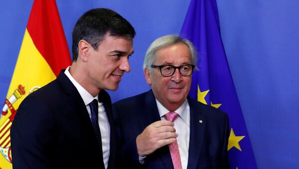 El presidente de España, Pedro Sánchez y el presidente de la Comisión Europea, Jean-Claude Juncker - Sputnik Mundo
