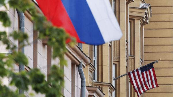 Banderas de EEUU y de Rusia en las proximidades de la Embajada de EEUU en Moscú. - Sputnik Mundo