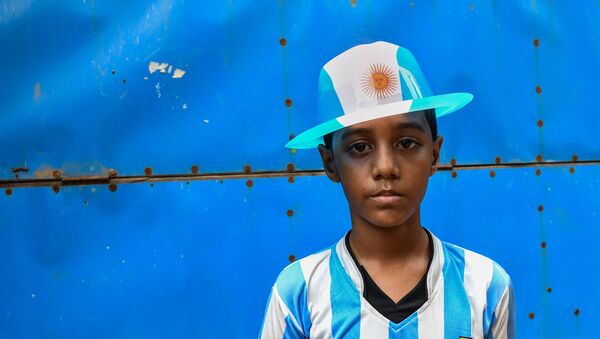 Niño bangladesí seguidor de la selección argentina - Sputnik Mundo