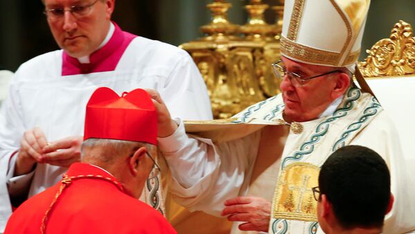 El papa Francisco nombrando al arzobispo peruano Pedro Barreto como cardenal - Sputnik Mundo