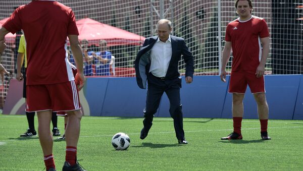 El presidente Vladímir Putin juega fútbol en la Plaza Roja - Sputnik Mundo