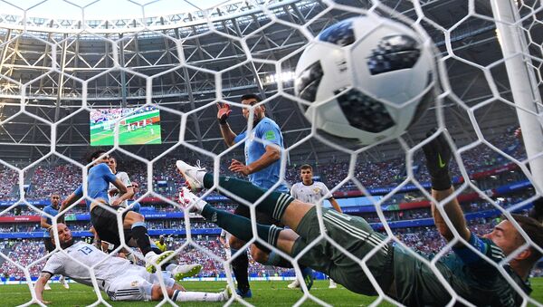 El jugador uruguayo Edinson Cavani anota un gol en la portaría del Ruso Ígor Akinfeev en la fase de grupos del Mundial de Rusia 2018 - Sputnik Mundo