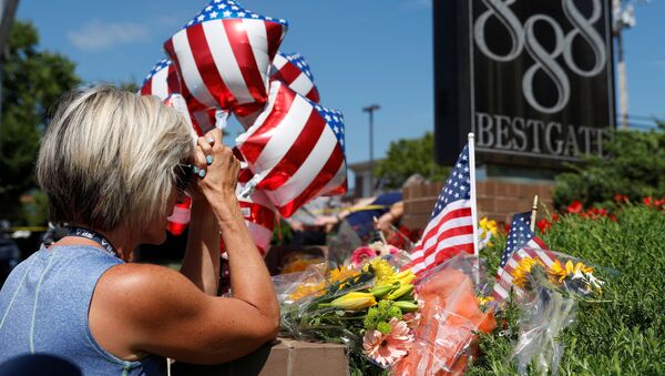 Flores en homenaje a las víctimas del tiroteo en Maryland (EEUU) - Sputnik Mundo